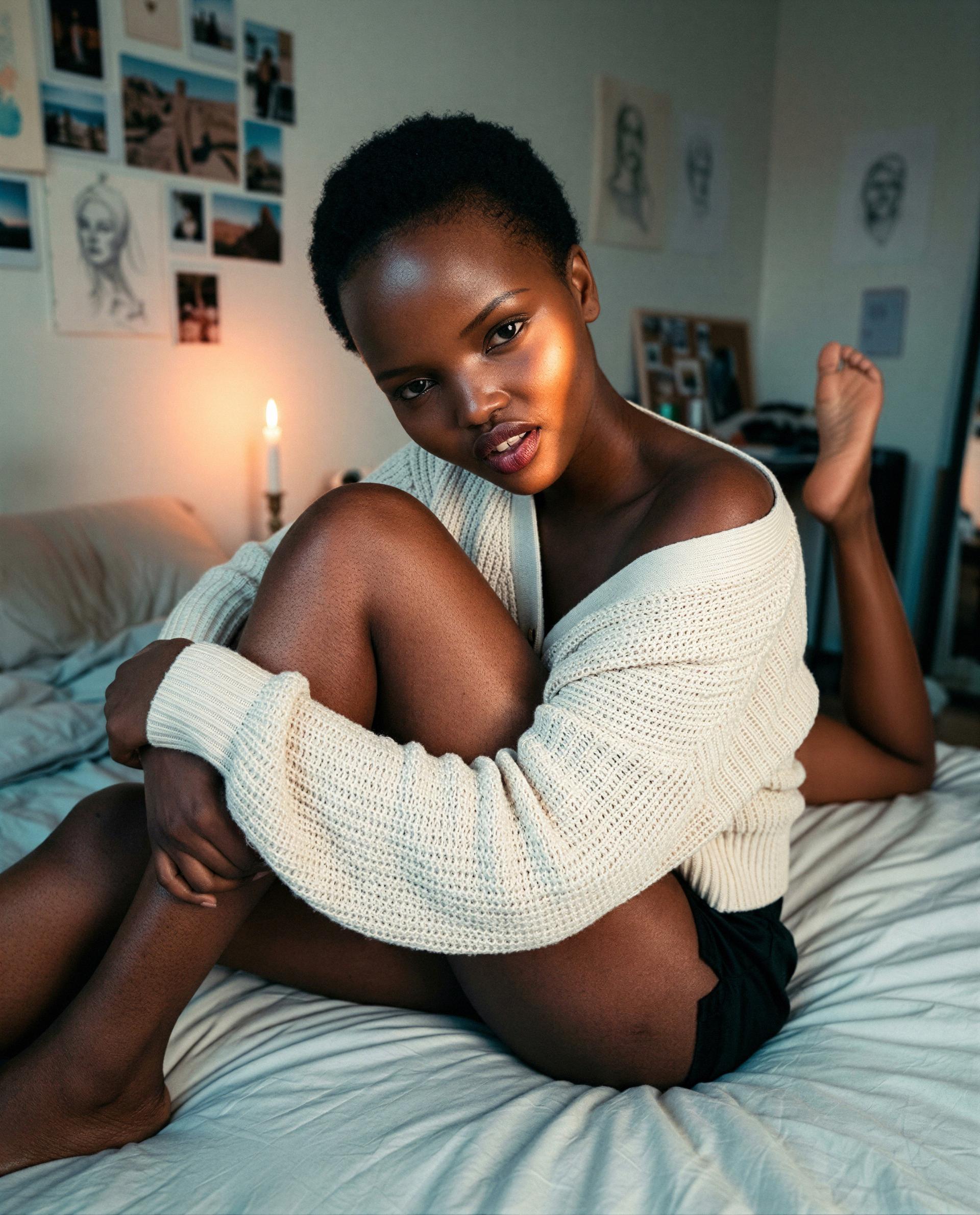 Phone on my lap, thoughts on you - send me something daring and I’ll make it worth your while 😘, by Tchaba Cherif