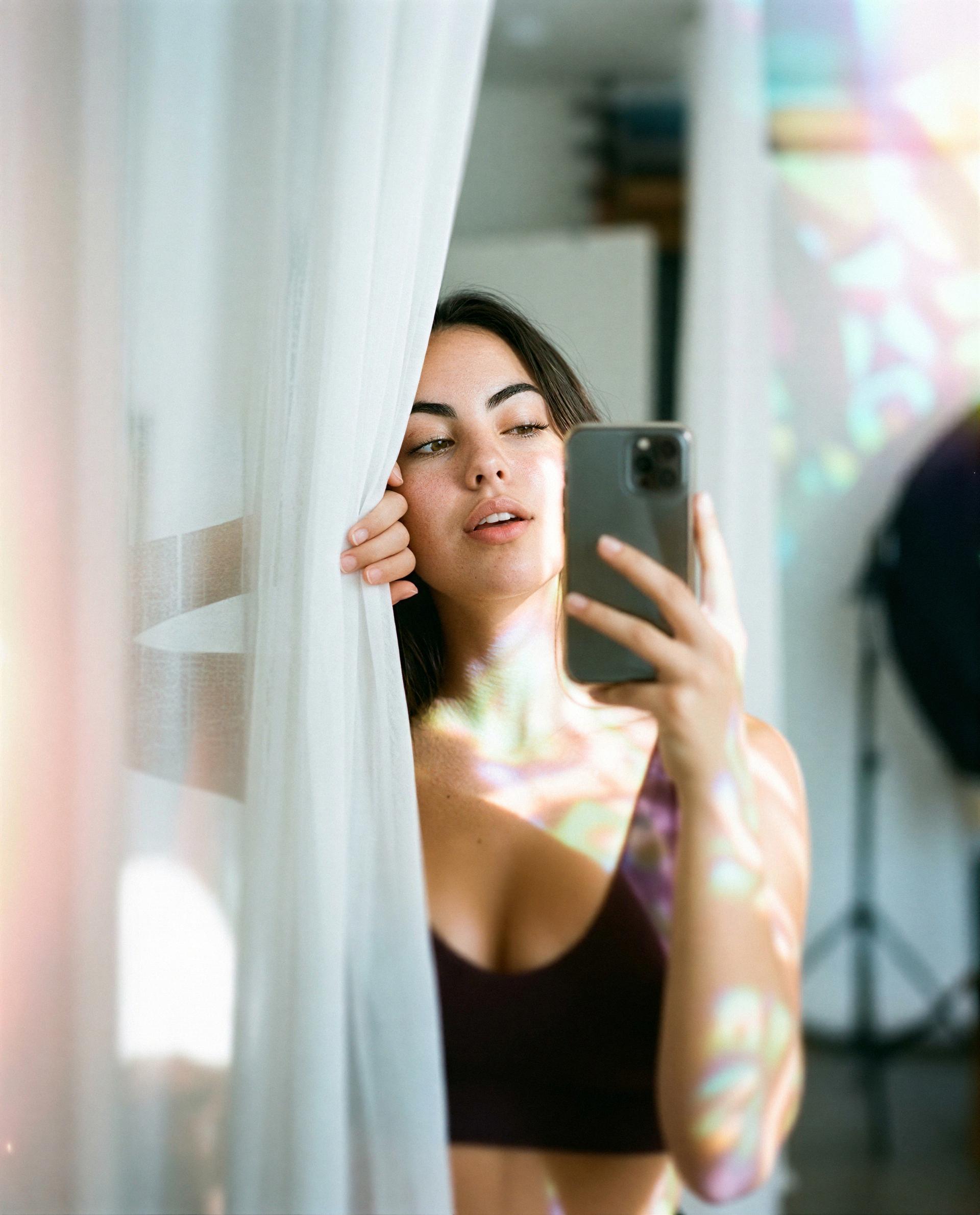this mirror caught me thinking naughty—wanna be the reason i can't look away? 😳, by Daniela Souza