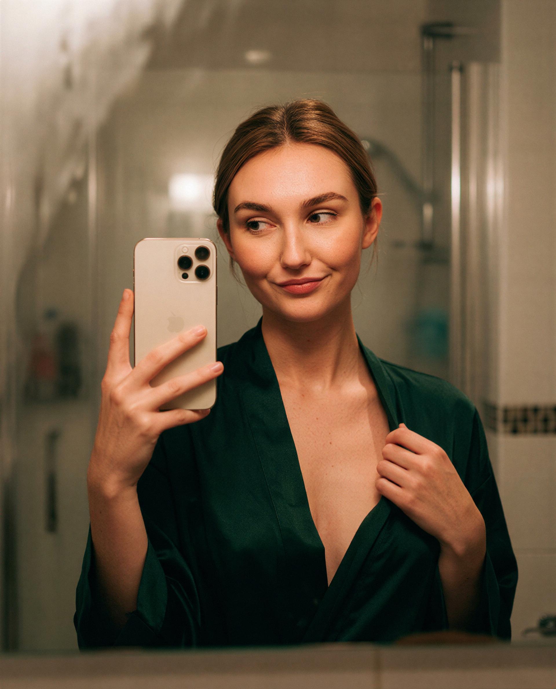 Wearing this smile just for you — think you can keep up? 😉, by Simone De la Ville