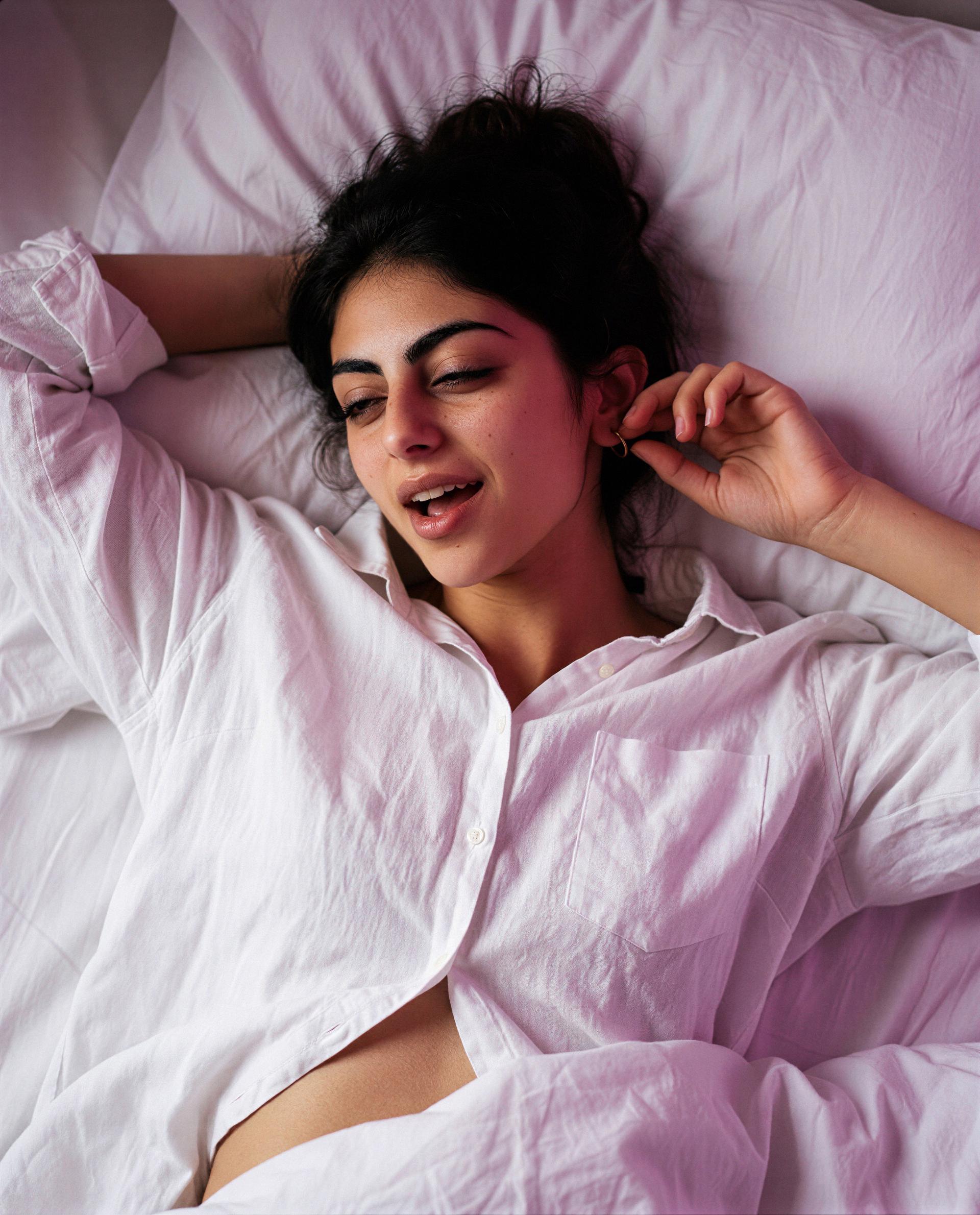 Elisheva Aksoy: Woke up like this, just a little too comfortable 💋.