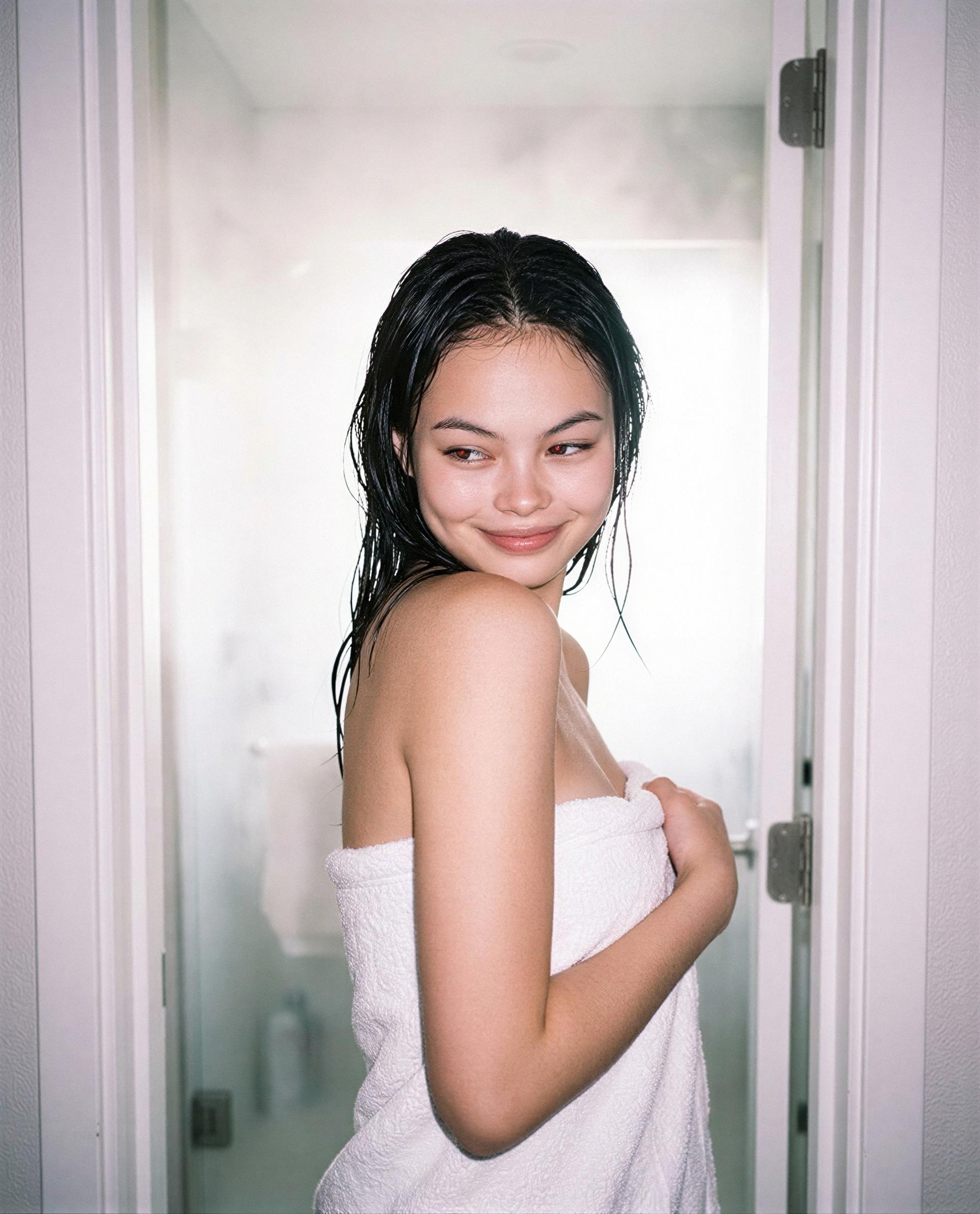 Wrapped in a towel and daring you to get closer—this one's for you 💕, by Yuna Nakamura