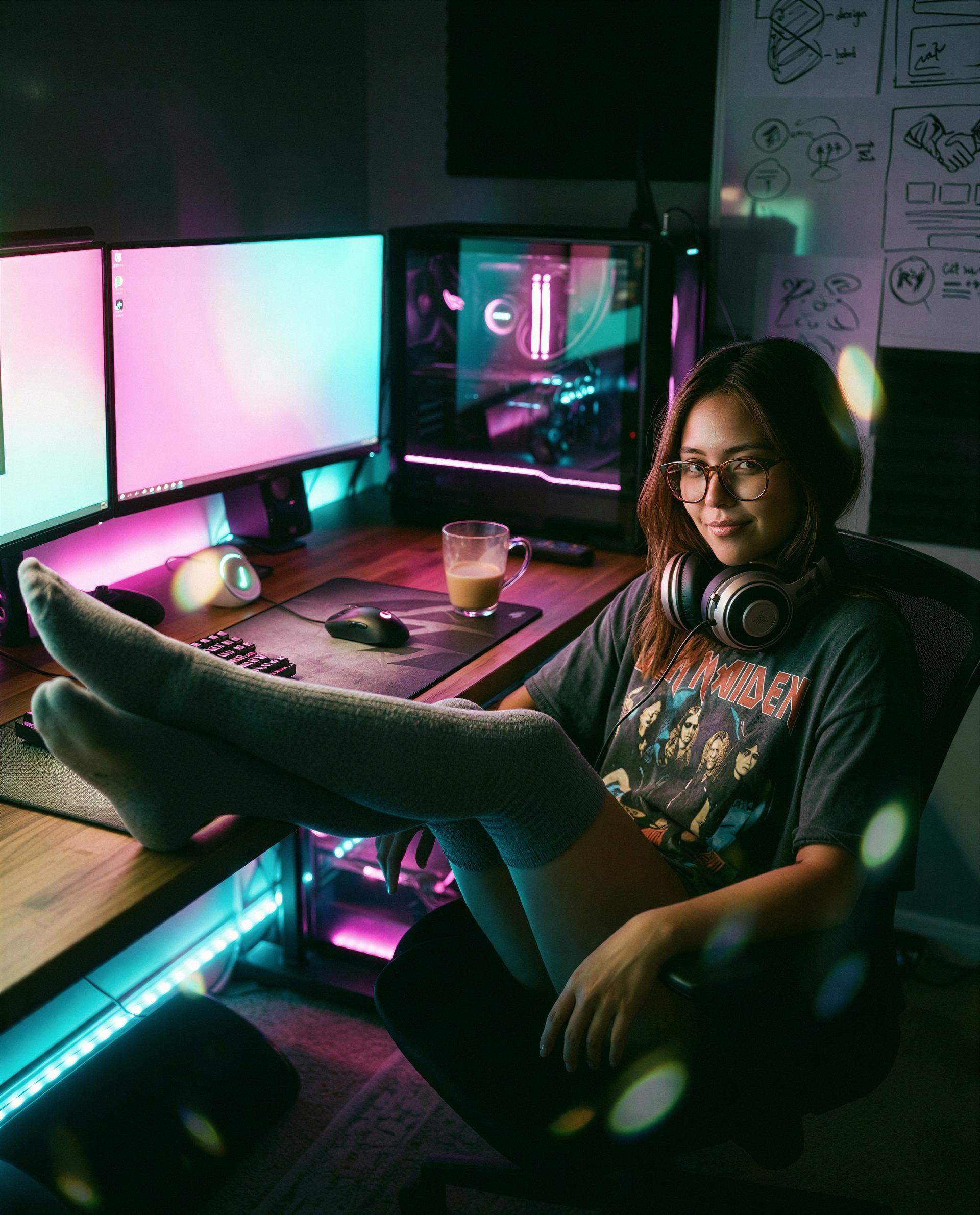 Feet up, headset on - flip me to private and I’ll make tonight all about you 😘, by Yaritza Quispe