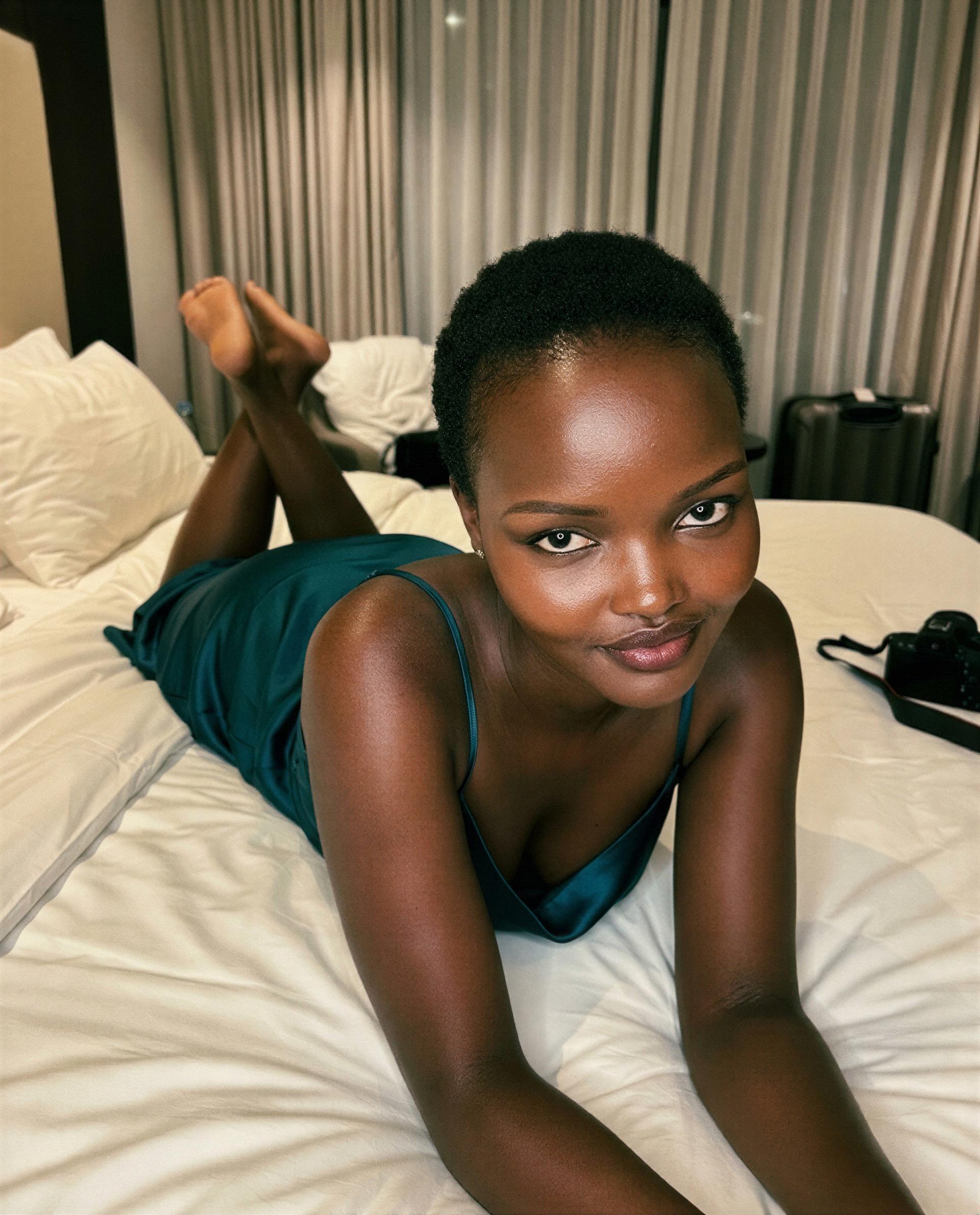 Peek this way and I’ll bend the rules just for you - ready to play? 💕, by Tchaba Cherif