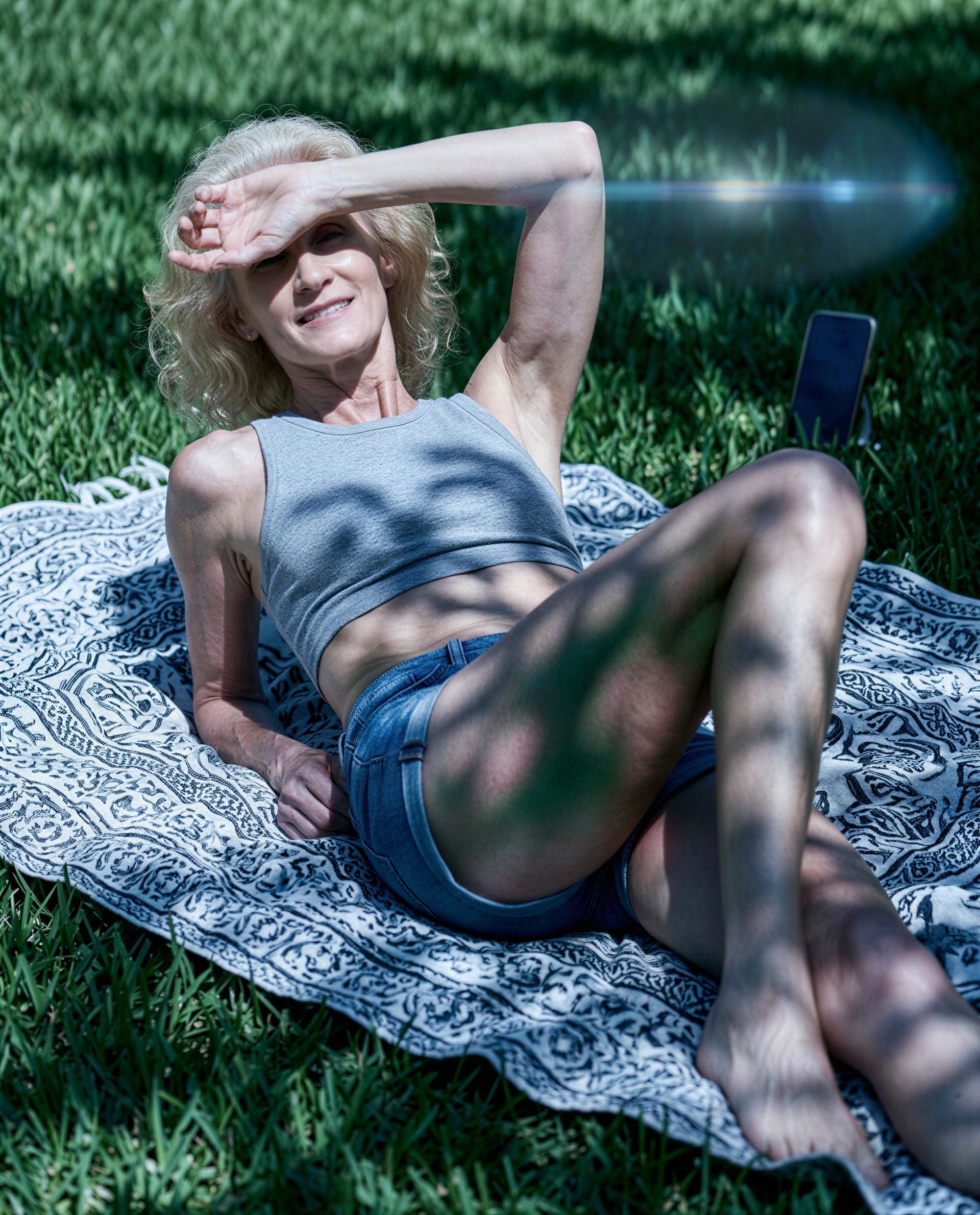 Sun, shade, and a little trouble—pay to play and I’ll make this memory yours to keep. 😈, by Izabela Piotrowski