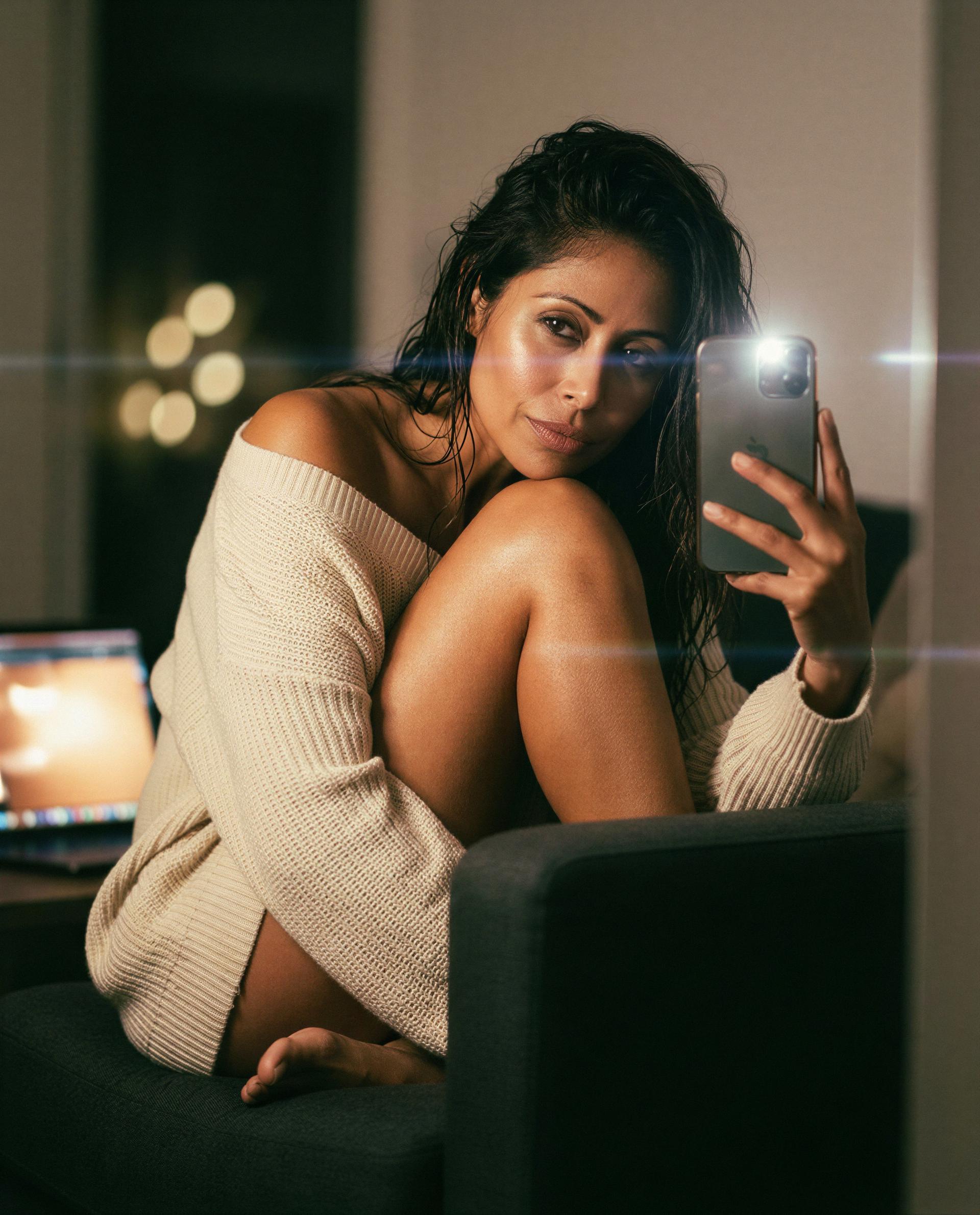 Sweater's cozy, intentions aren't—slide in and I'll show you why. 😉💕, by Juliana Silva
